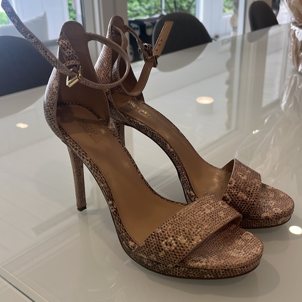 MICHAEL KORS light sparkly DETAIL SANDALS